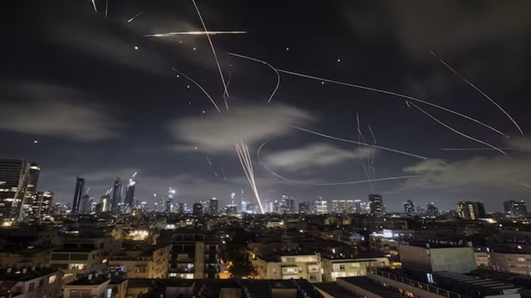 Hệ thống phòng không Qatar đánh chặn các tên lửa và drone của Iran. Ảnh: CNBC