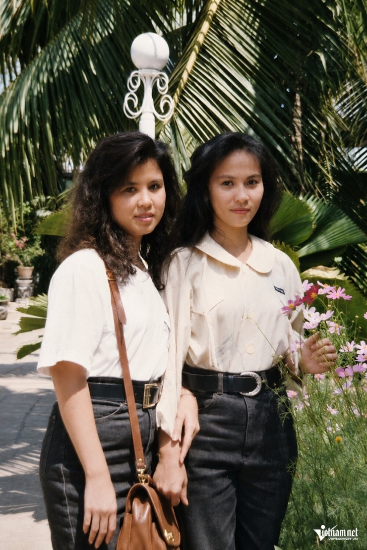 Thái Thanh (bên phải) năm 31 tuổi.