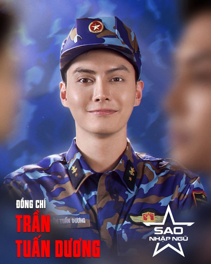 Tuấn Dương mang sổ tay nhập ngũ quyết tâm... xin chữ ký. (Ảnh: BTC)