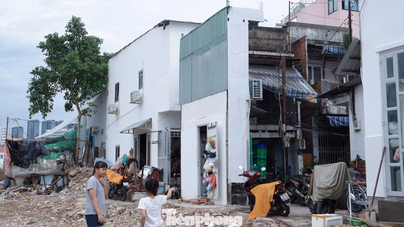 Nhìn từ bên ngoài, căn nhà chỉ còn bề ngang khoảng hơn 1 m ở vị trí rộng nhất, trở thành một trong những căn nhà "siêu mỏng" xuất hiện sau giải tỏa dự án rạch Xuyên Tâm. Ảnh: Hữu Huy