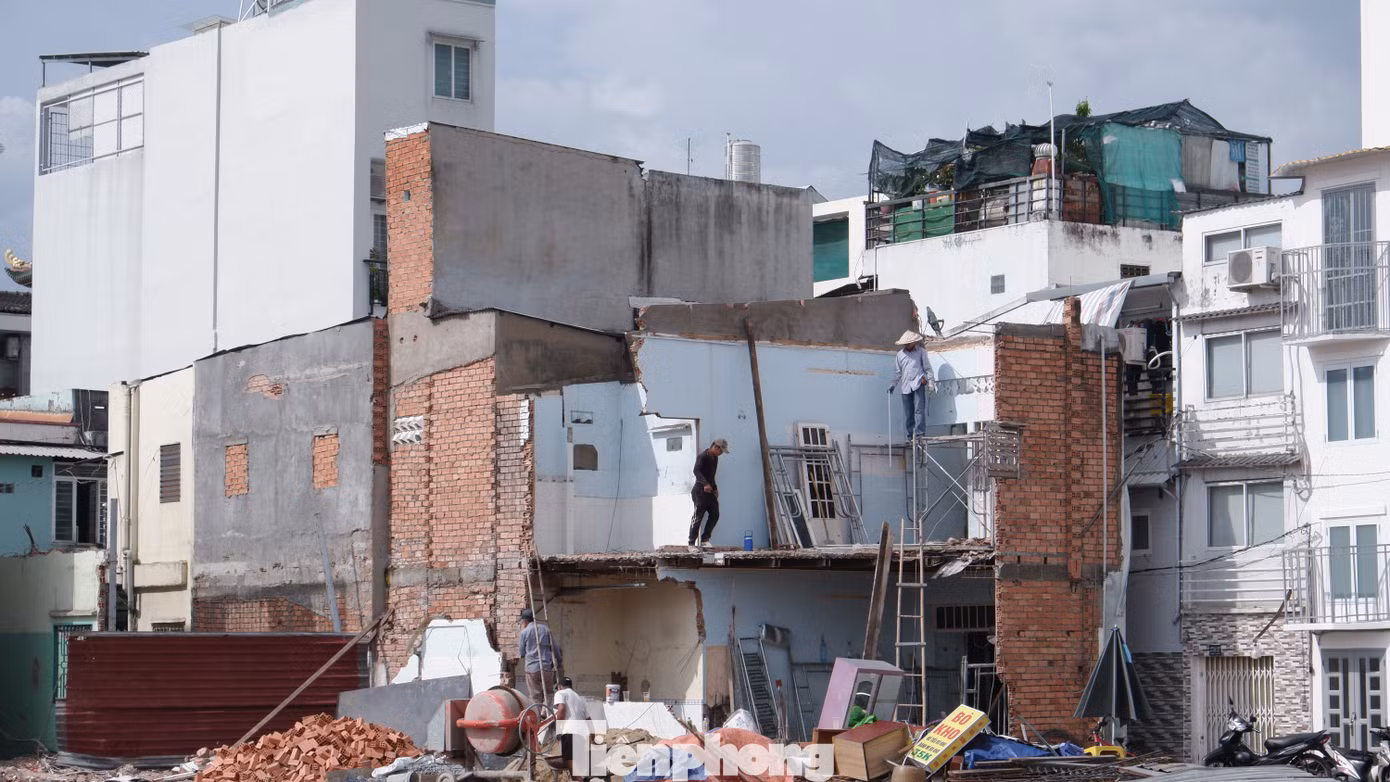 Dọc tuyến rạch Xuyên Tâm, người dân đang tháo dỡ, xây dựng lại nhà cửa. Ảnh: Hữu Huy