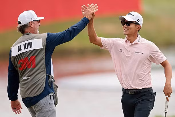 Cú putt hơn 7 mét đưa Michael Kim vào ngôi đền huyền thoại của PGA Tour - 3