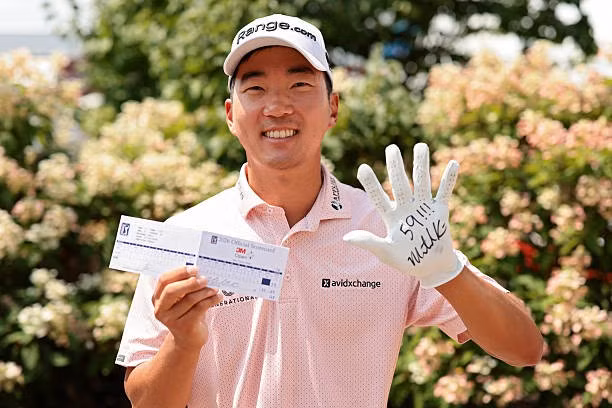 Cú putt hơn 7 mét đưa Michael Kim vào ngôi đền huyền thoại của PGA Tour - 2