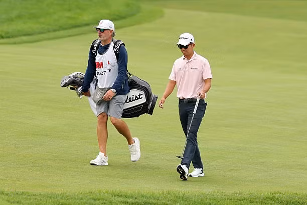 Cú putt hơn 7 mét đưa Michael Kim vào ngôi đền huyền thoại của PGA Tour - 4