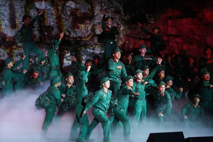 "Sao sáng dẫn đường" diễn ra trong hơn hai tiếng, được nhiều khán giả nhận xét giàu cảm xúc. Ảnh: Thanh Mai