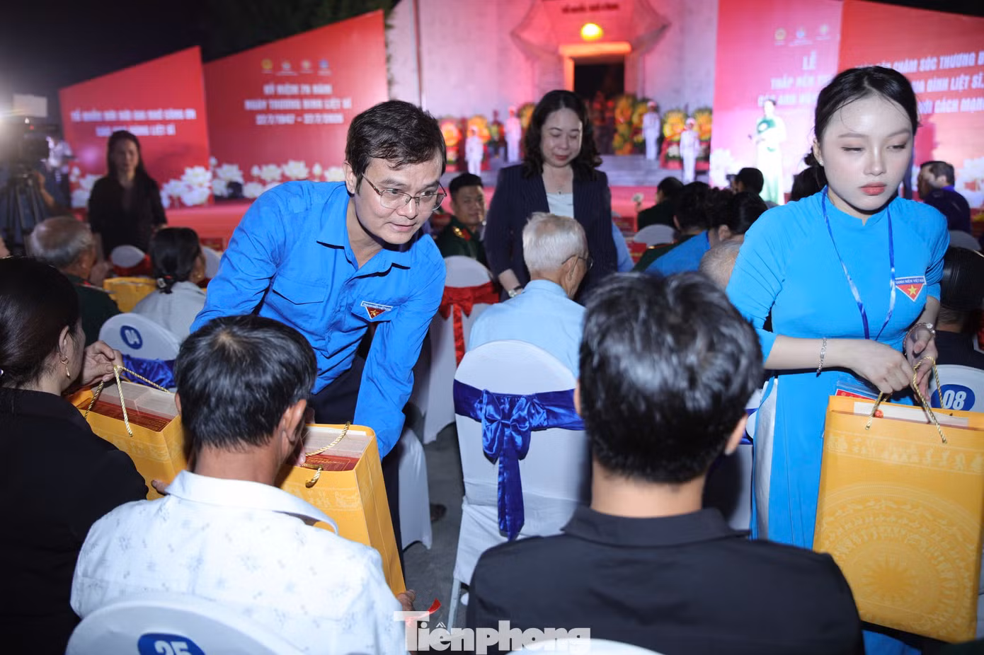 Bí thư thứ nhất T.Ư Đoàn Bùi Quang Huy tặng quà cho thân nhân gia đình liệt sĩ.