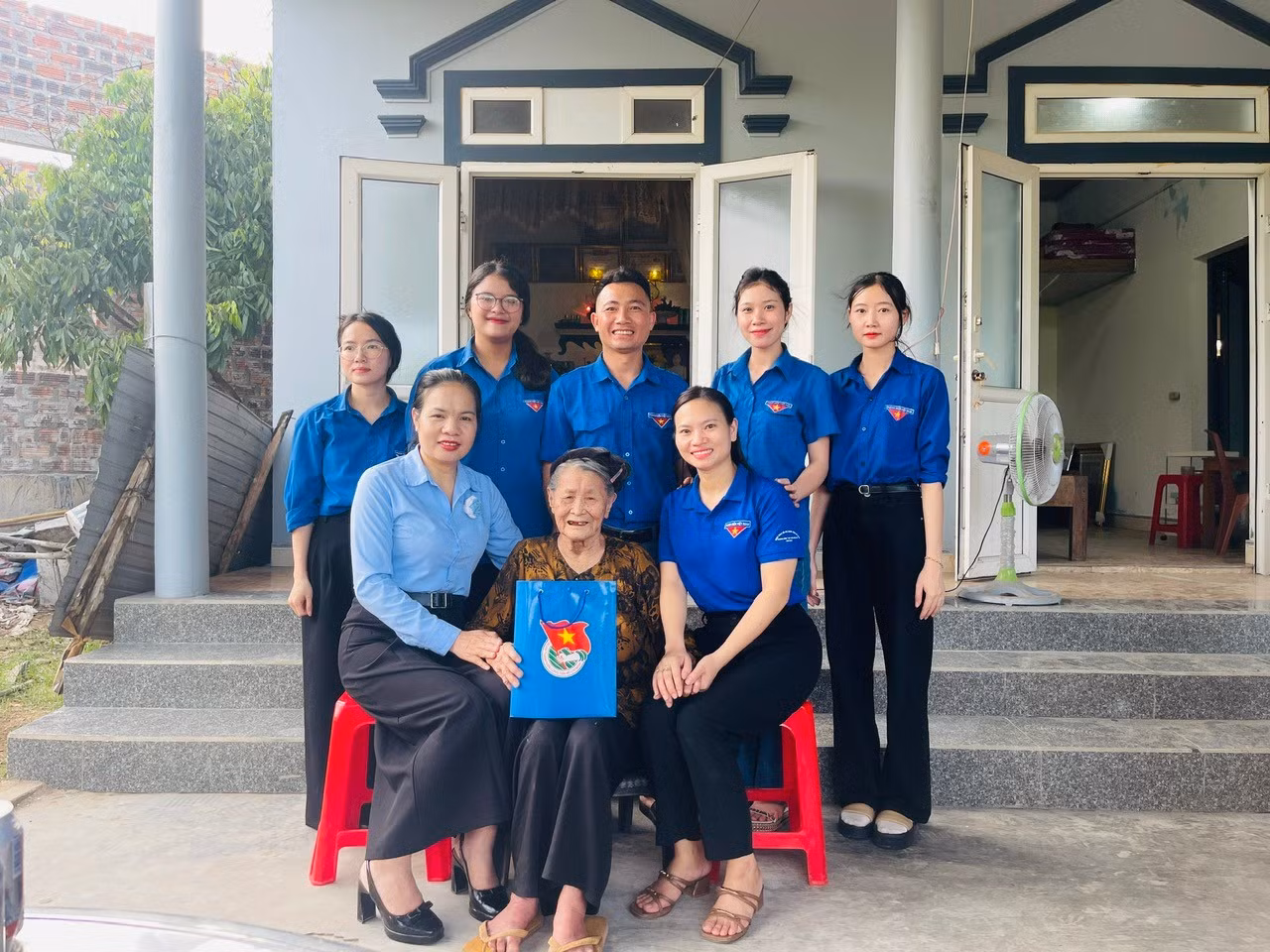 Đoàn viên, thanh niên xã Kỳ Hoa thăm hỏi, tri ân Mẹ Việt Nam Anh hùng Đào Thị Chìu nhân kỷ niệm Ngày Thương binh - Liệt sĩ 27/7.