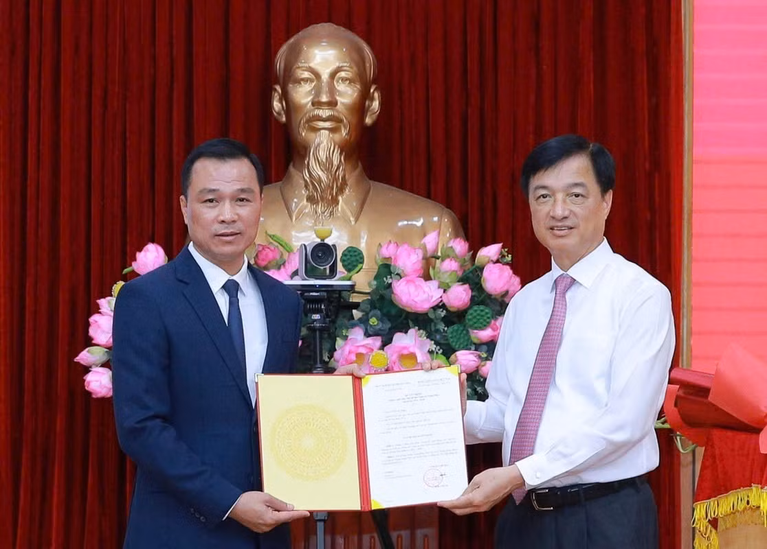 Trưởng ban Tổ chức Trung ương Nguyễn Duy Ngọc trao quyết định cho tân Phó Bí thư Tỉnh ủy Thanh Hóa Tô Anh Dũng.