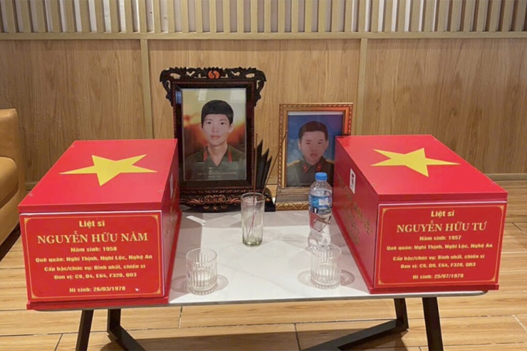 Linh cữu hai liệt sĩ. Ảnh: Hùng Lê