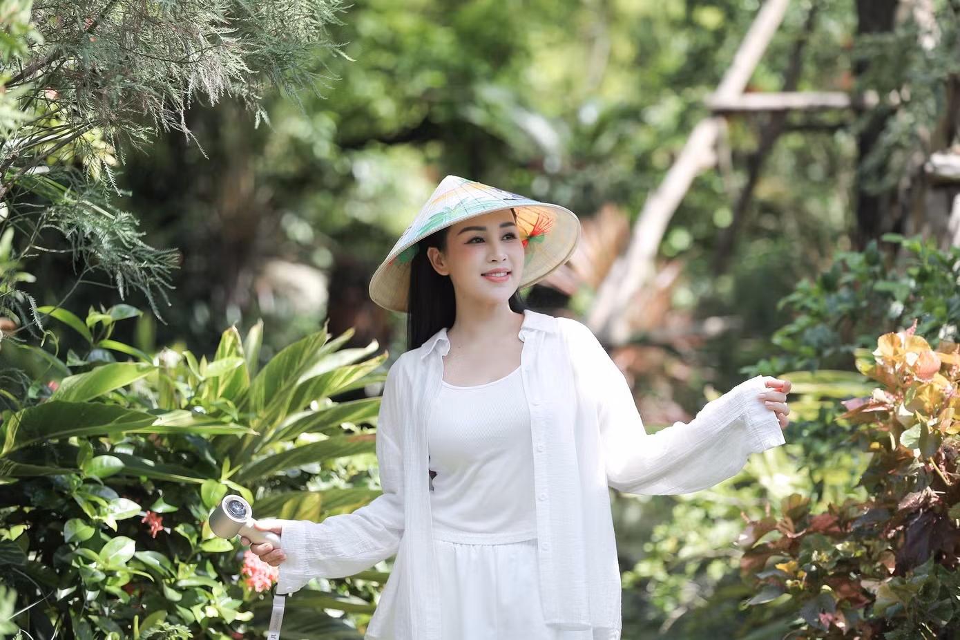 Theo nữ ca sĩ, ông xã - một kiến trúc sư - mua khu đất này từ năm 2004. Sau nhiều năm cải tạo, khu đất được quy hoạch thành một quần thể nhà vườn khép kín với hồ nước, cây xanh và nhiều công trình mang dấu ấn cá nhân.(ảnh: Mai Bình)