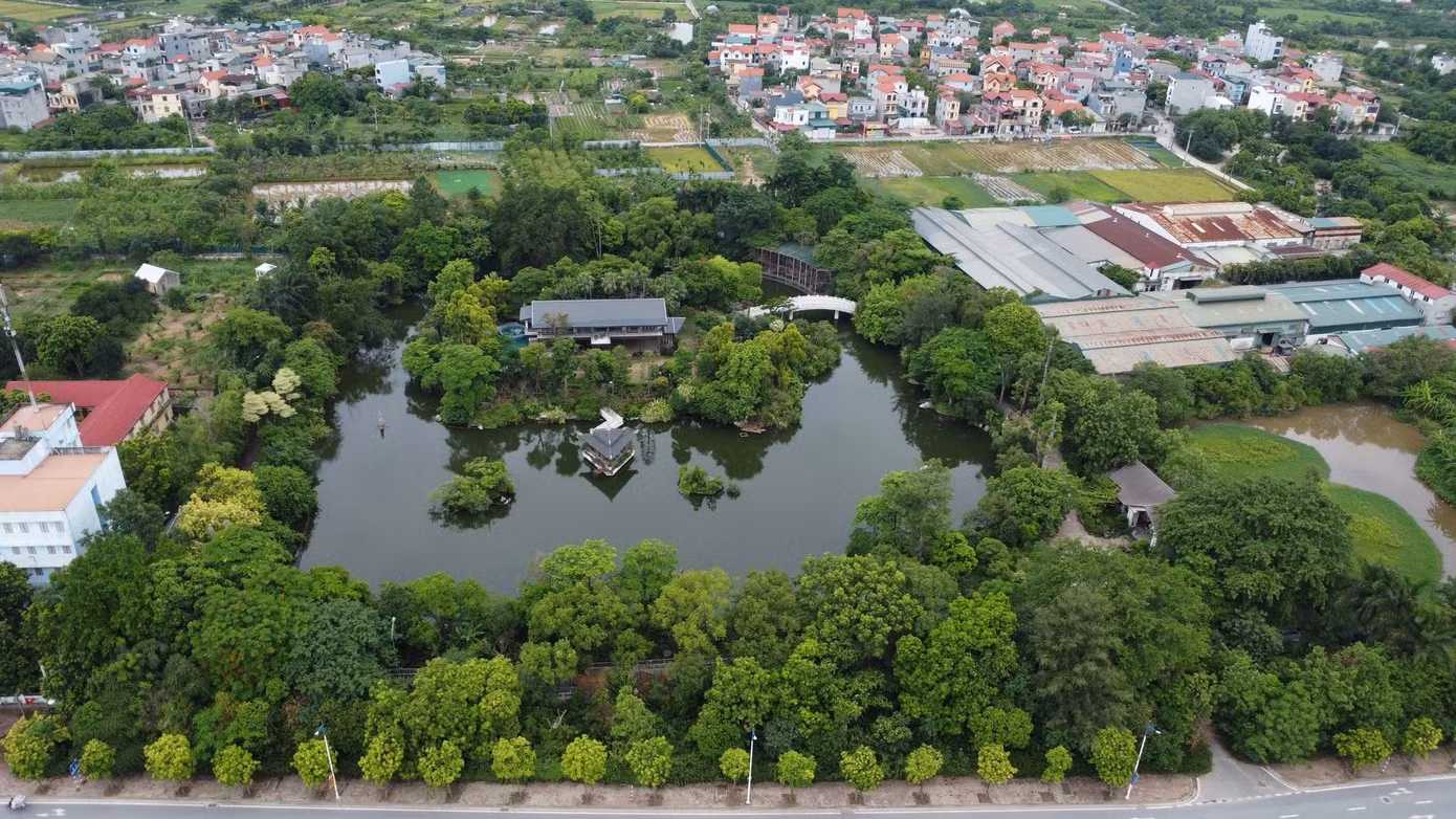 Nhìn từ trên cao, toàn bộ khuôn viên được bố trí như một "ốc đảo" nằm giữa hồ nước lớn.(ảnh: Mai Bình)