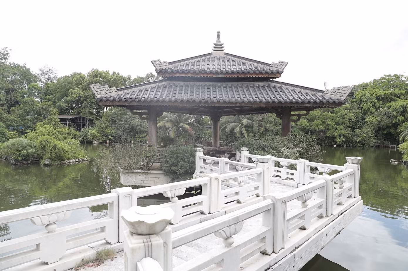 Điểm nhấn của khuôn viên là thủy đình nằm giữa hồ, kết nối với bờ bằng cây cầu đá. Đây là nơi vợ chồng Khánh Ly thường ngồi thưởng trà, ngắm trăng hoặc đón bạn bè tới giao lưu.(ảnh: Mai Bình)