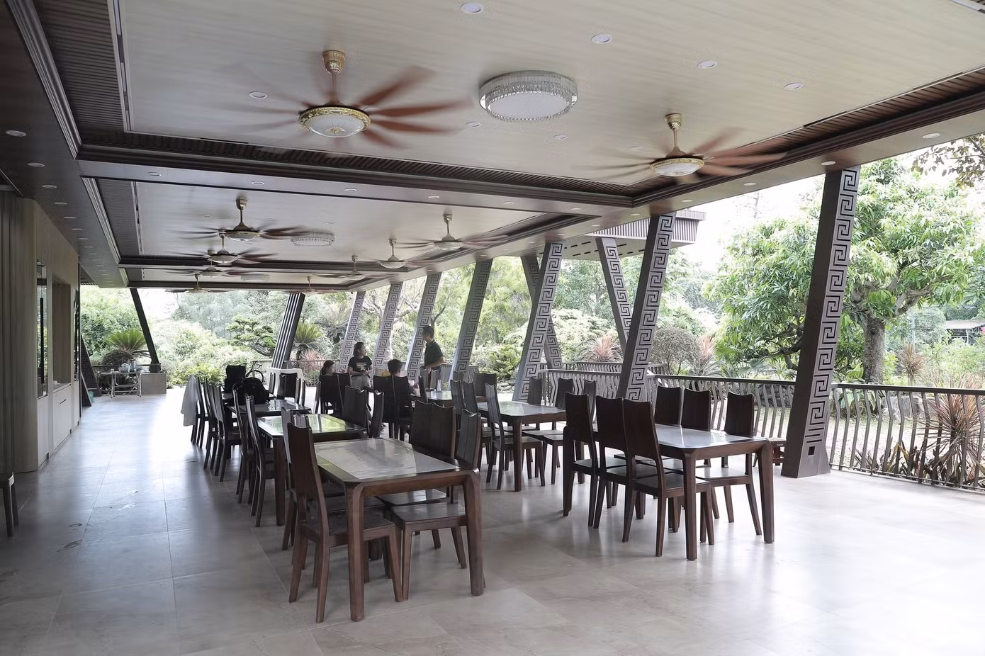 Cận cảnh không gian tầng 1. Nữ ca sĩ bố trí bàn ghế gỗ và hệ thống quạt trần phục vụ các buổi sum họp gia đình, gặp gỡ bạn bè. (ảnh: Mai Bình)