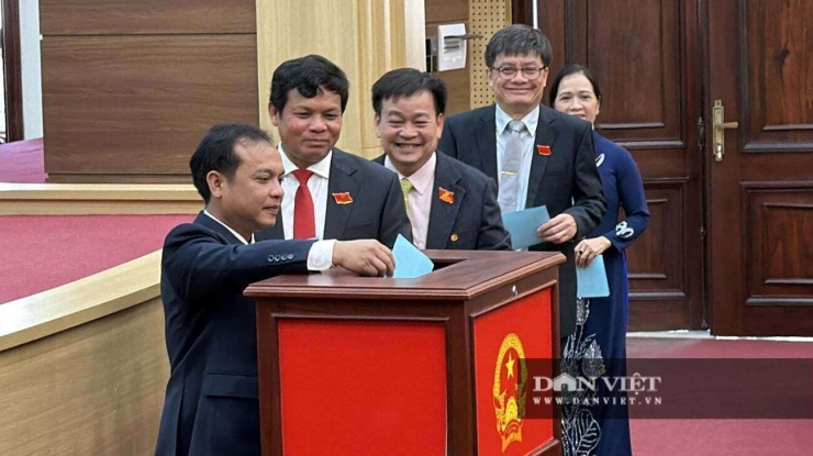 Các đại biểu tham dự bảo phiếu. Ảnh: CX