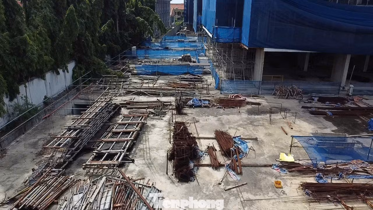 Theo ghi nhận của phóng viên, nhiều hạng mục dự án Bien Hoa Universe Complex dang dở, sắt thép hoen gỉ, vật liệu xuống cấp dưới và chưa rõ thời điểm tái khởi động.
