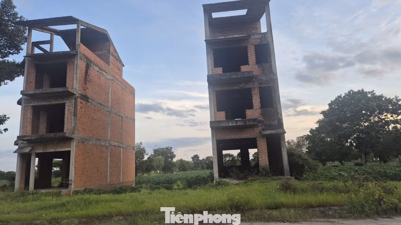 Dự án Xây dựng Hà Nội Nhơn Trạch rộng khoảng 150 ha, triển khai từ năm 2003. Dù hạ tầng cơ bản đã được đầu tư nhưng đến nay vẫn “vắng bóng” cư dân, tạo nên khung cảnh hoang vắng kéo dài suốt nhiều năm.