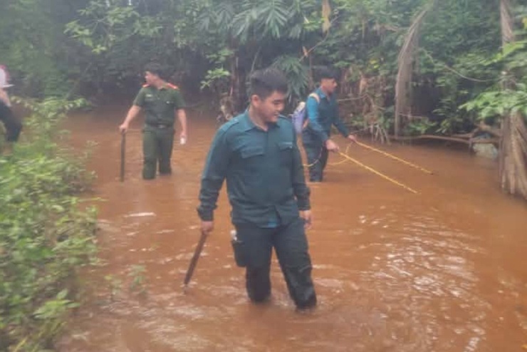 Nghi có cá sấu xuất hiện, hàng trăm người tìm kiếm - 2