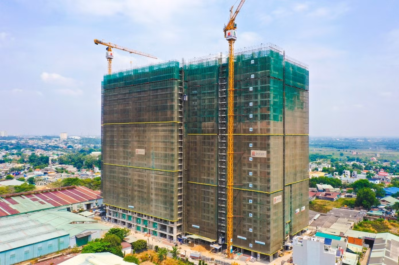 Cổ phiếu ngành bất động sản giảm một nửa thị giá trong năm qua.