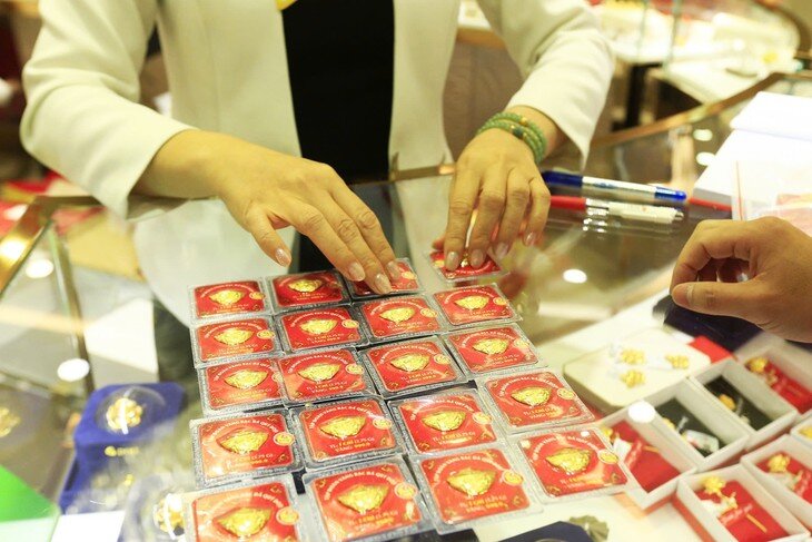 Giá vàng hôm nay, ngày 28/7, giảm mạnh giá vàng miếng và giá vàng nhẫn. Ảnh: VNN.