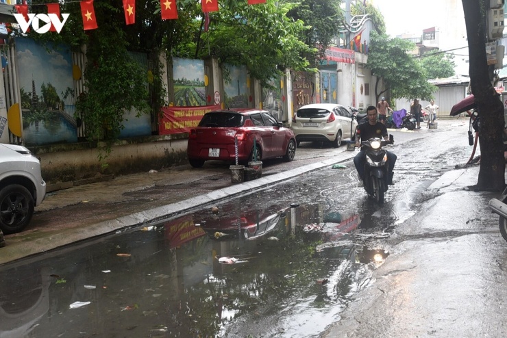 Sau khi hết mưa nước rút nhanh nhưng tại ngõ ngõ 100 Đội Cấn bùn đen, mùi hôi và những căn nhà ẩm mốc vẫn là nỗi ám ảnh của người dân sau nhiều năm sống chung với cảnh nước cống dềnh lên tràn vào nhà.&nbsp;