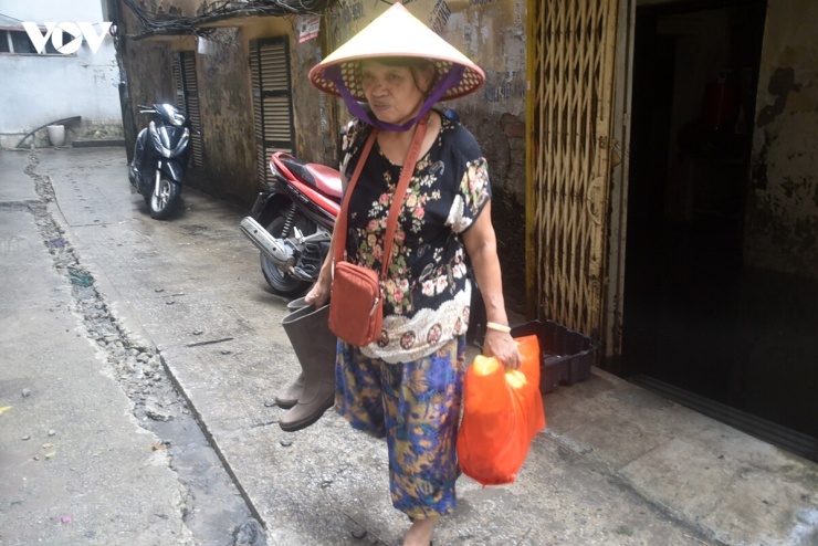 Bà Bắc rời căn nhà đôi ủng vẫn cầm trên tay. Với những người dân ngõ 42 Giang Văn Minh và ngõ 100 Đội Cấn, mong mỏi lớn nhất là hệ thống thoát nước sớm được cải thiện để những trận mưa không còn đồng nghĩa với cảnh nhà cửa ngập úng, bùn đất và nỗi lo thường trực.