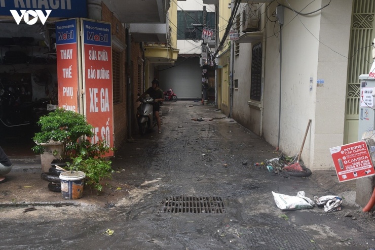 Sau trận mưa Trung tâm Quản lý hạ tầng kỹ thuật Hà Nội đề nghị các chủ đầu tư, gồm Ban Quản lý dự án Đầu tư - Hạ tầng của phường và Ban Quản lý dự án đầu tư xây dựng công trình giao thông thành phố, đẩy nhanh tiến độ thi công các dự án, có biện pháp dẫn dòng, bảo đảm thoát nước khi xảy ra mưa.&nbsp;Trận mưa trưa 27/7 có lượng mưa khoảng 50 mm trong 30 phút (cường độ khoảng 100 mm/giờ), khiến khu vực ngõ 42 Giang Văn Minh thông với ngõ 100 Đội Cấn ngập khoảng 35-40 cm và nước rút chậm.