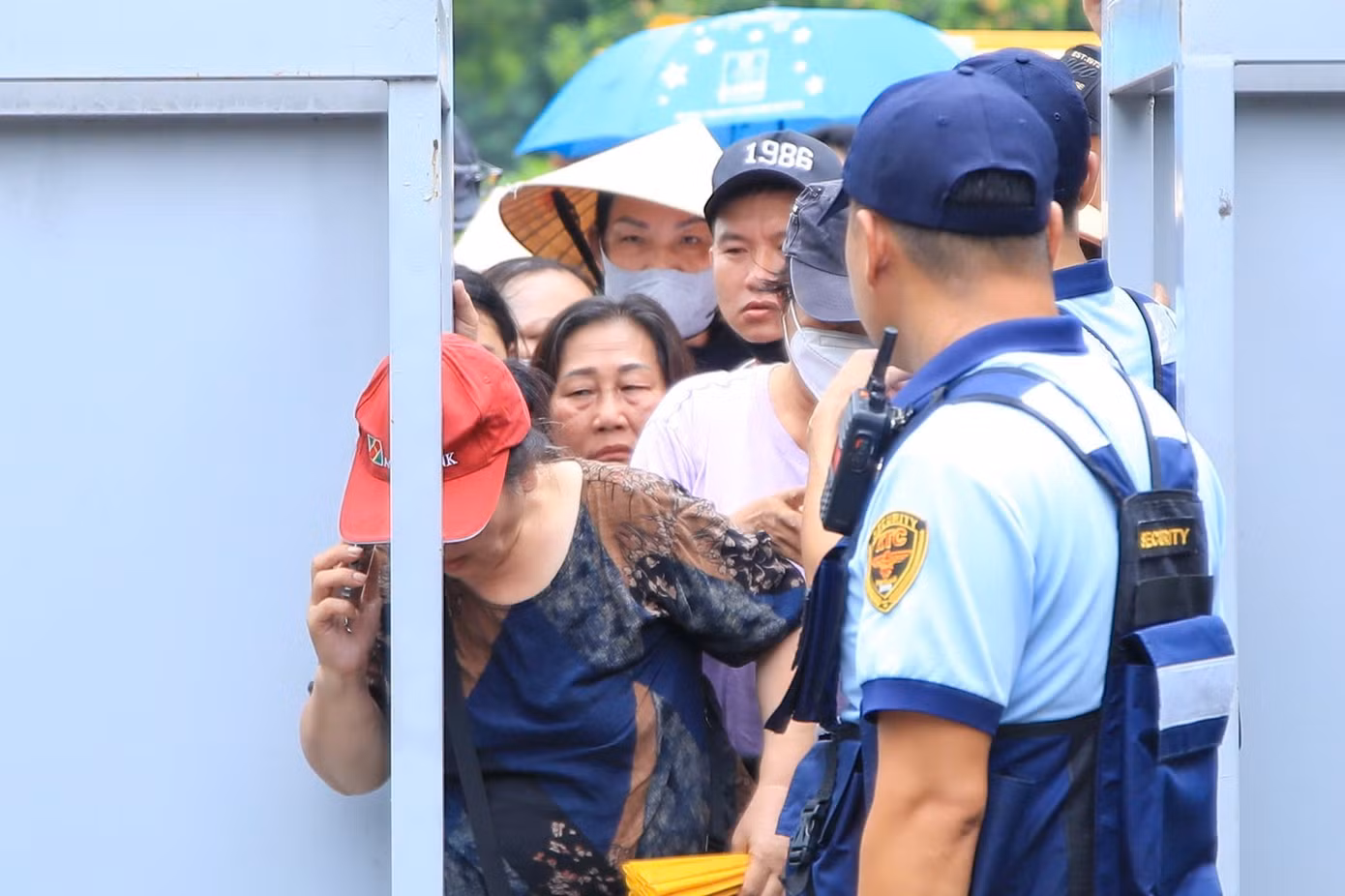 Vé 'chợ đen' trận Việt Nam - Singapore tấp nập, phe vé đẩy giá gấp đôi - 1
