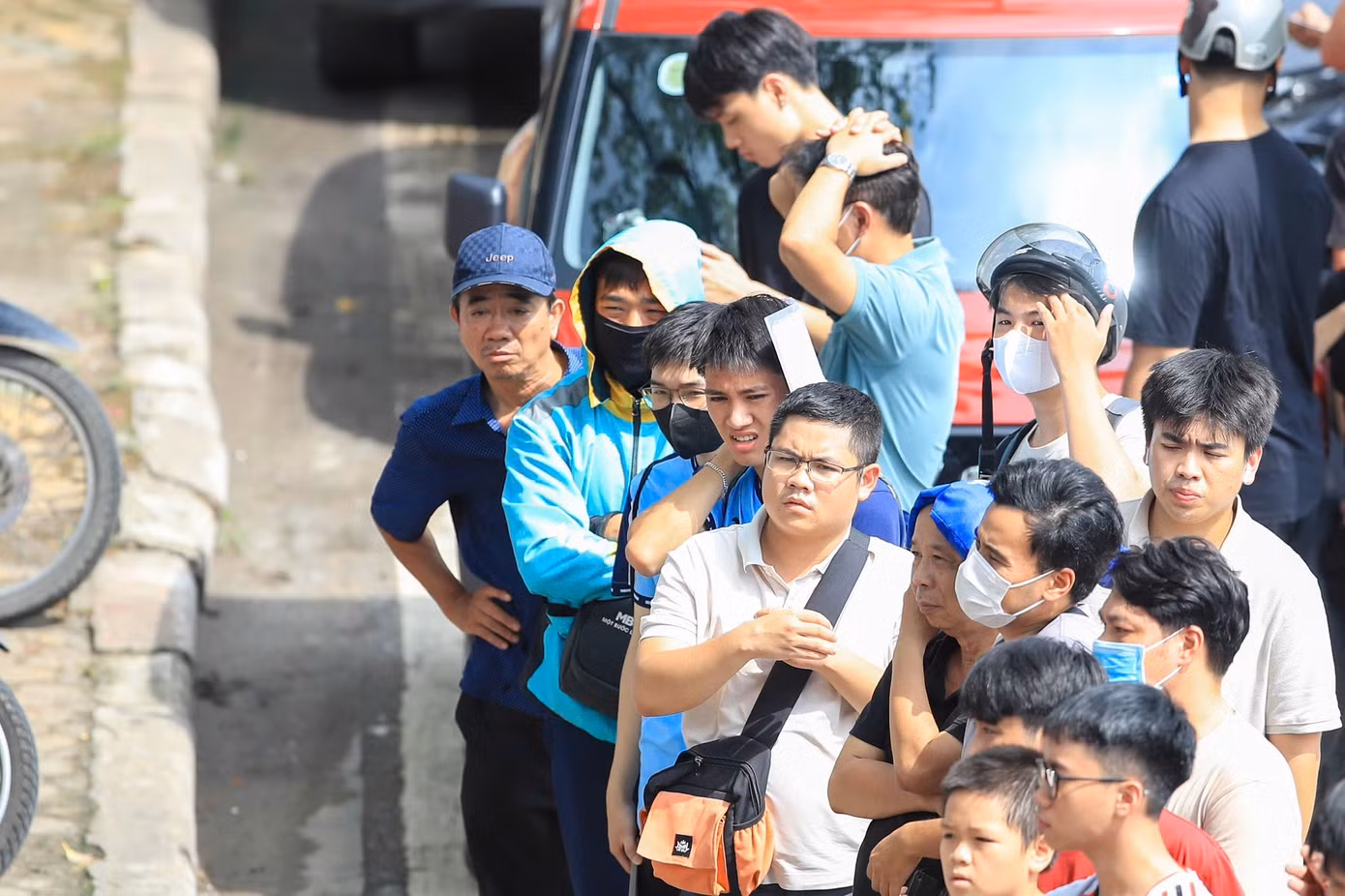 Vé 'chợ đen' trận Việt Nam - Singapore tấp nập, phe vé đẩy giá gấp đôi - 4