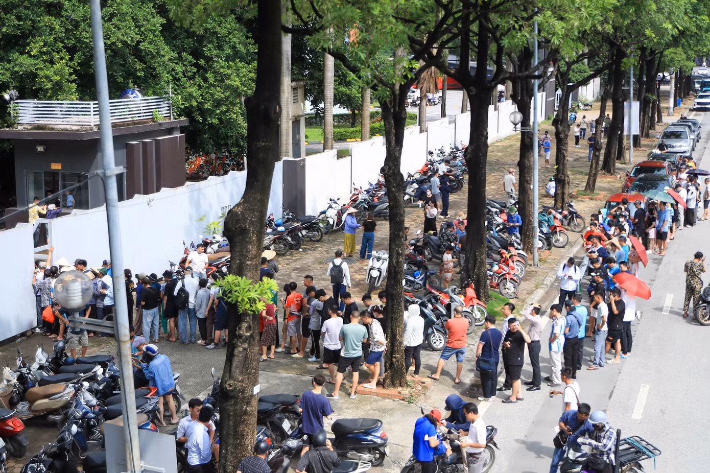 Vé 'chợ đen' trận Việt Nam - Singapore tấp nập, phe vé đẩy giá gấp đôi - 14