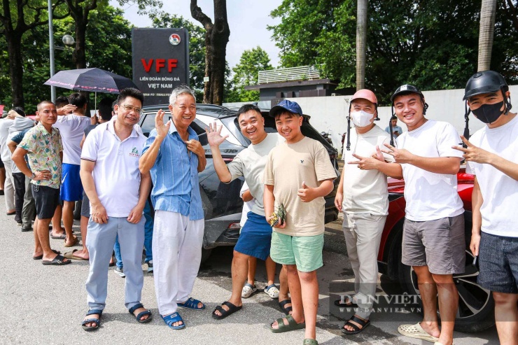Người hâm mộ đội nắng xếp hàng dài mua vé xem tuyển Việt Nam chạm trán Singapore - 9