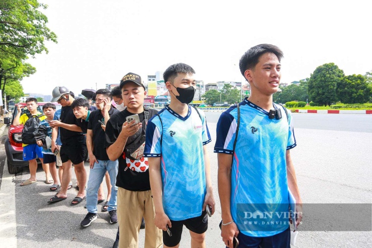 Người hâm mộ đội nắng xếp hàng dài mua vé xem tuyển Việt Nam chạm trán Singapore - 10
