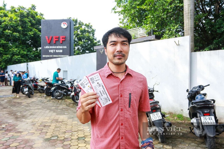 Người hâm mộ đội nắng xếp hàng dài mua vé xem tuyển Việt Nam chạm trán Singapore - 11