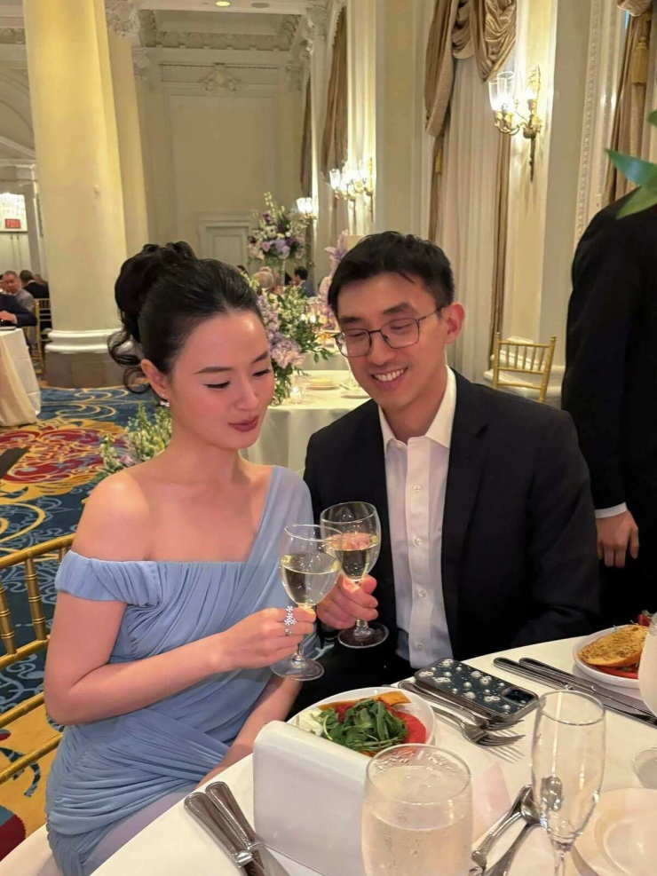 Ảnh sao 29/7: Jennifer Phạm ngắm hồ nổi tiếng ở Tây Tạng - 4