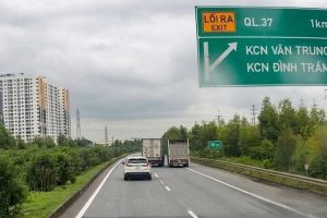 Phẫn nộ tài xế xe tải 98H-084.23 tạt đầu, chèn ép xe tải khác trên cao tốc Hà Nội – Lạng Sơn