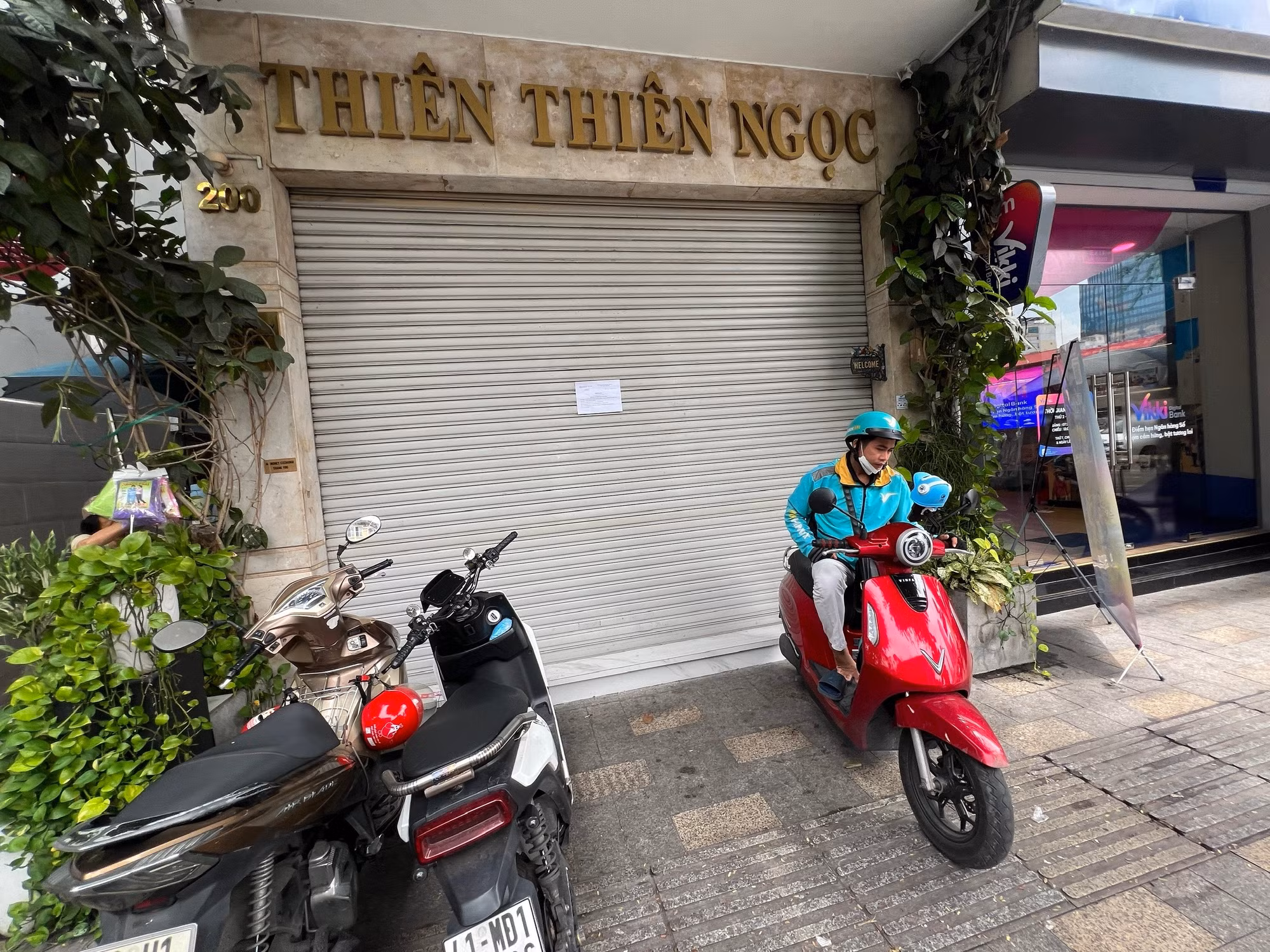 Cửa hàng Thiên Thiên Ngọc cũng đóng cửa.
