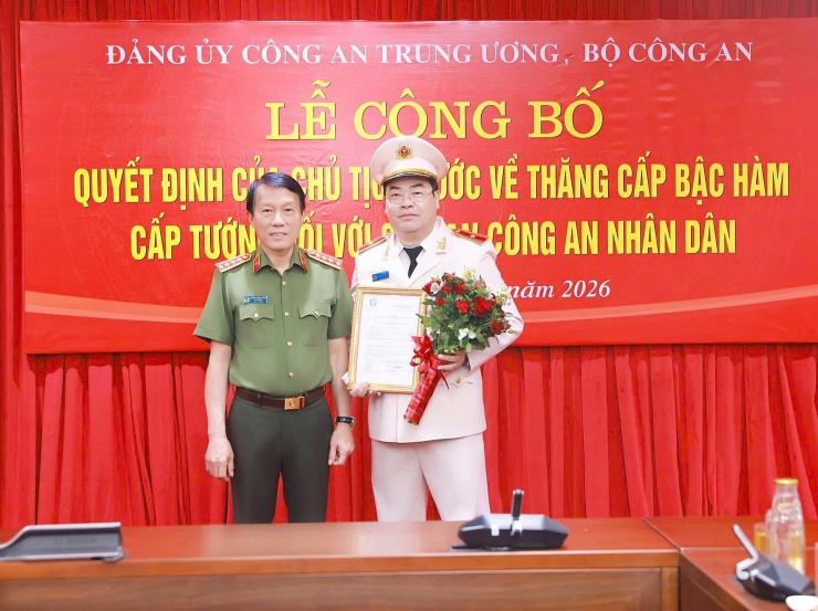 Đại tướng Lương Tam Quang, Bộ trưởng Bộ Công an trao quyết định cho Thiếu tướng Bùi Quyết Toán. Ảnh: Công an Lai Châu
