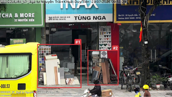 Trước số 30 Nguyễn Xiển, phường Thanh Liệt - sử dụng trái phép vỉa hè để bày bán hàng hóa.