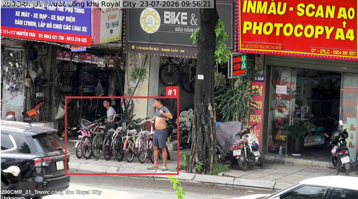 Trước số 117B Nguyễn Trãi, phường Khương Đình - sử dụng trái phép vỉa hè để bày bán hàng hóa.