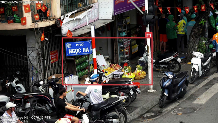 Bên cạnh và trước số 04 Đội Cấn, phường Ba Đình - sử dụng trái phép vỉa hè để bày bán hàng hóa.