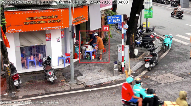 Trước số 207 Lê Duẩn, phường Hai Bà Trưng - sử dụng trái phép vỉa hè để bày bán hàng hóa.