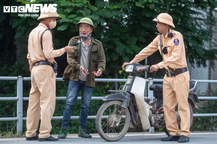 Khoảng 15h30 cùng ngày, tổ công tác yêu cầu dừng kiểm tra đối với một người đàn ông đi xe máy từ đường Nỏ Bạn ra đường Trần Trọng Liêu, lý do là xe không có gương chiếu hậu và người lái không đội mũ bảo hiểm.