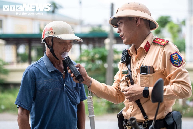 Lực lượng CSGT tiếp tục kiểm tra nồng độ cồn đối với nhiều người lái ô tô, xe máy, xe máy điện, xe đạp điện và xe đạp khác để kịp thời phát hiện, xử lý các hành vi vi phạm.