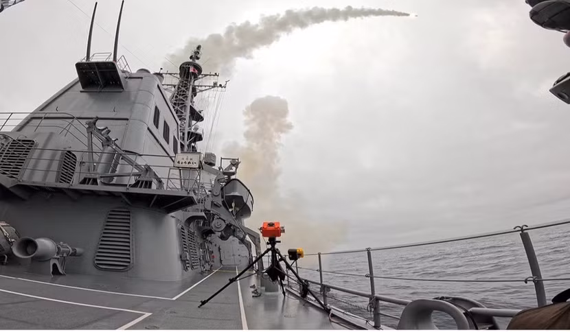 Tàu khu trục JS Chokai (DDG-176) phóng tên lửa hành trình Tomahawk lần đầu tiên vào ngày 29/7/2026. Ảnh: Bộ Quốc phòng Nhật Bản.