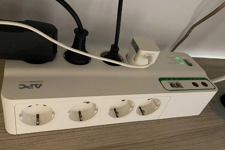 Nhiều người có thói quen cắm phích cắm&nbsp;Smart TV vào ổ điện chung với nhiều thiết bị khác để tắt "nhanh, gọn, lẹ".