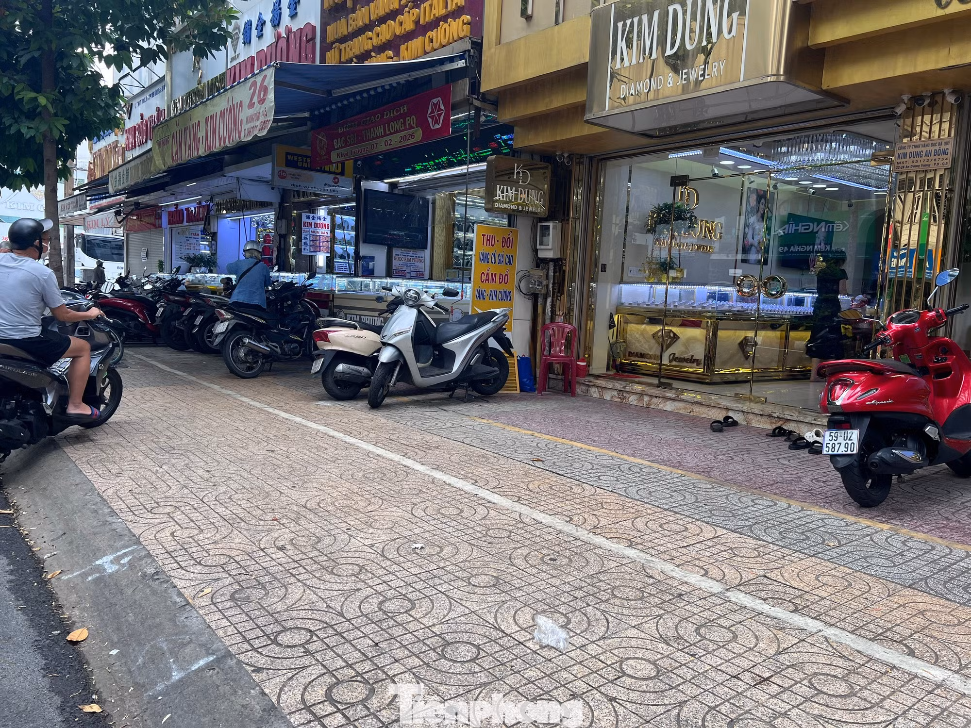 Nhiều tuyến phố chuyên doanh vàng - đá quý ở TPHCM trầm lắng, chỉ có người bán