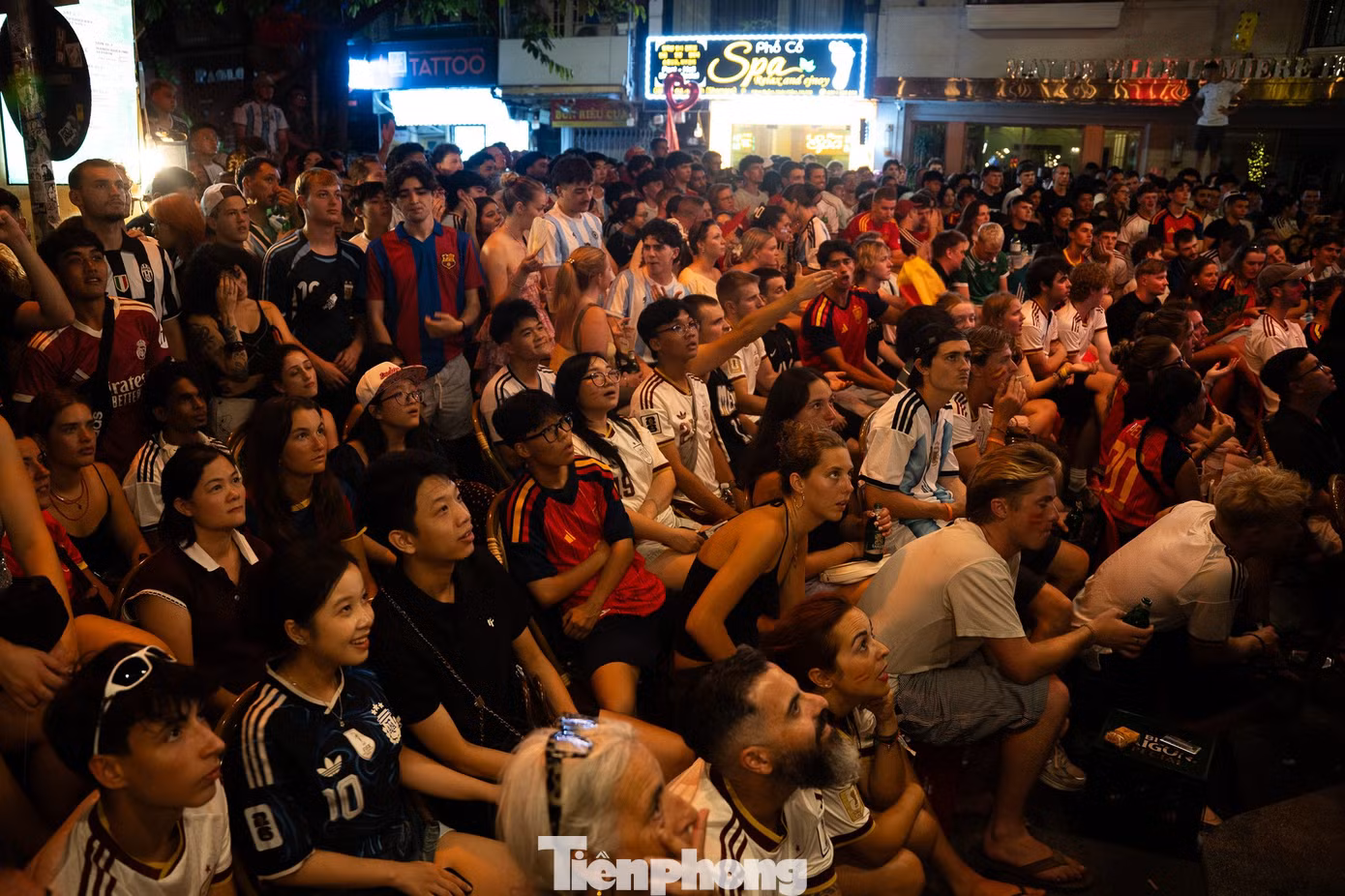 Phố cổ Hà Nội thức trắng cùng chung kết World Cup 2026 - 10