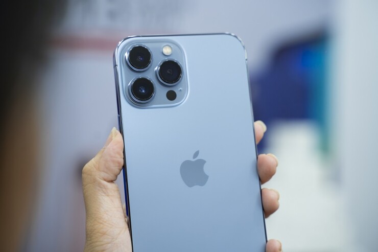 Ra mắt cùng iPhone 13 Pro vào năm 2021, Sierra Blue là tông xanh nhạt ánh kim pha xám bạc, tạo cảm giác sang trọng và khác biệt so với các màu xanh trước đó. Đây là màu đặc trưng của dòng Pro, chỉ tồn tại trong một năm trước khi được Apple thay thế bằng Deep Purple.