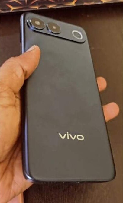 Vivo S2 rò rỉ ảnh thực tế với thiết kế camera độc đáo, trang bị chip lạ - 1