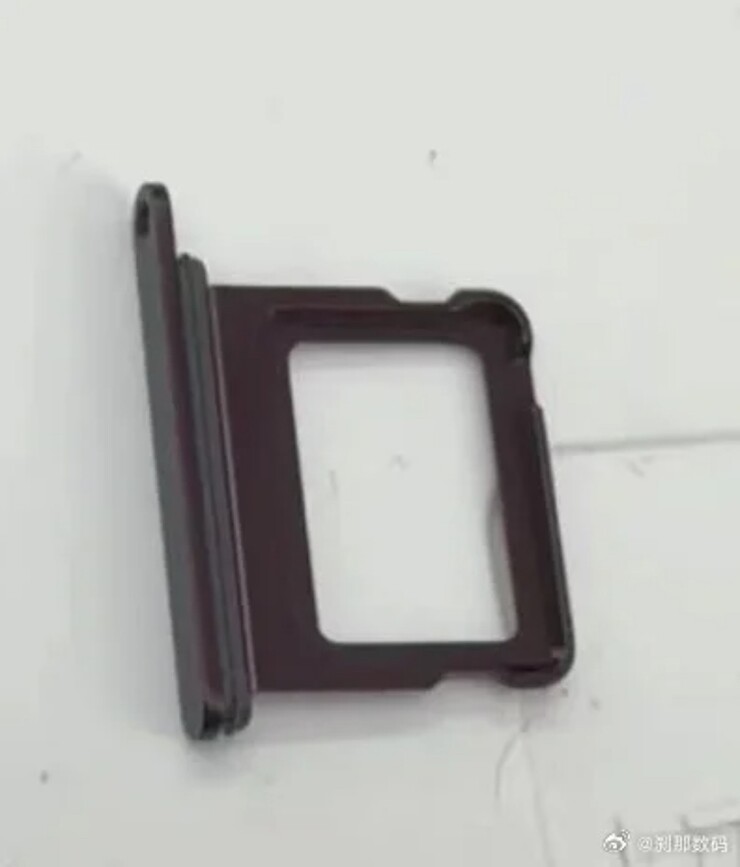 Khay SIM màu đỏ anh đào được cho là của iPhone 18 Pro.