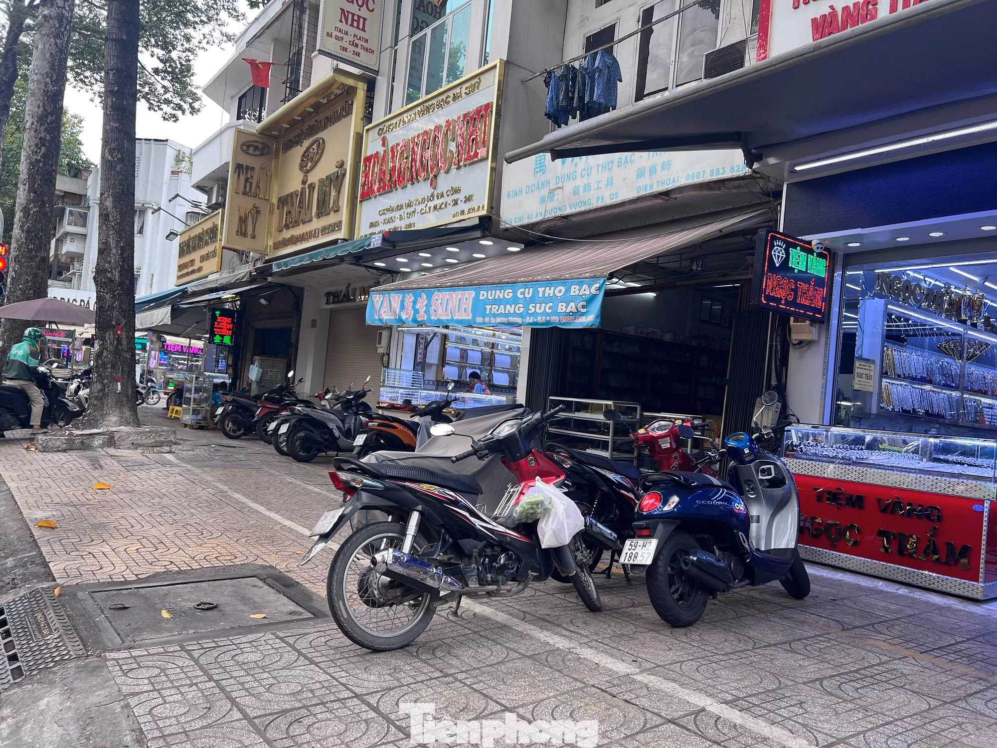 Nhiều tuyến phố chuyên doanh vàng - đá quý ở TPHCM trầm lắng, chỉ có người bán
